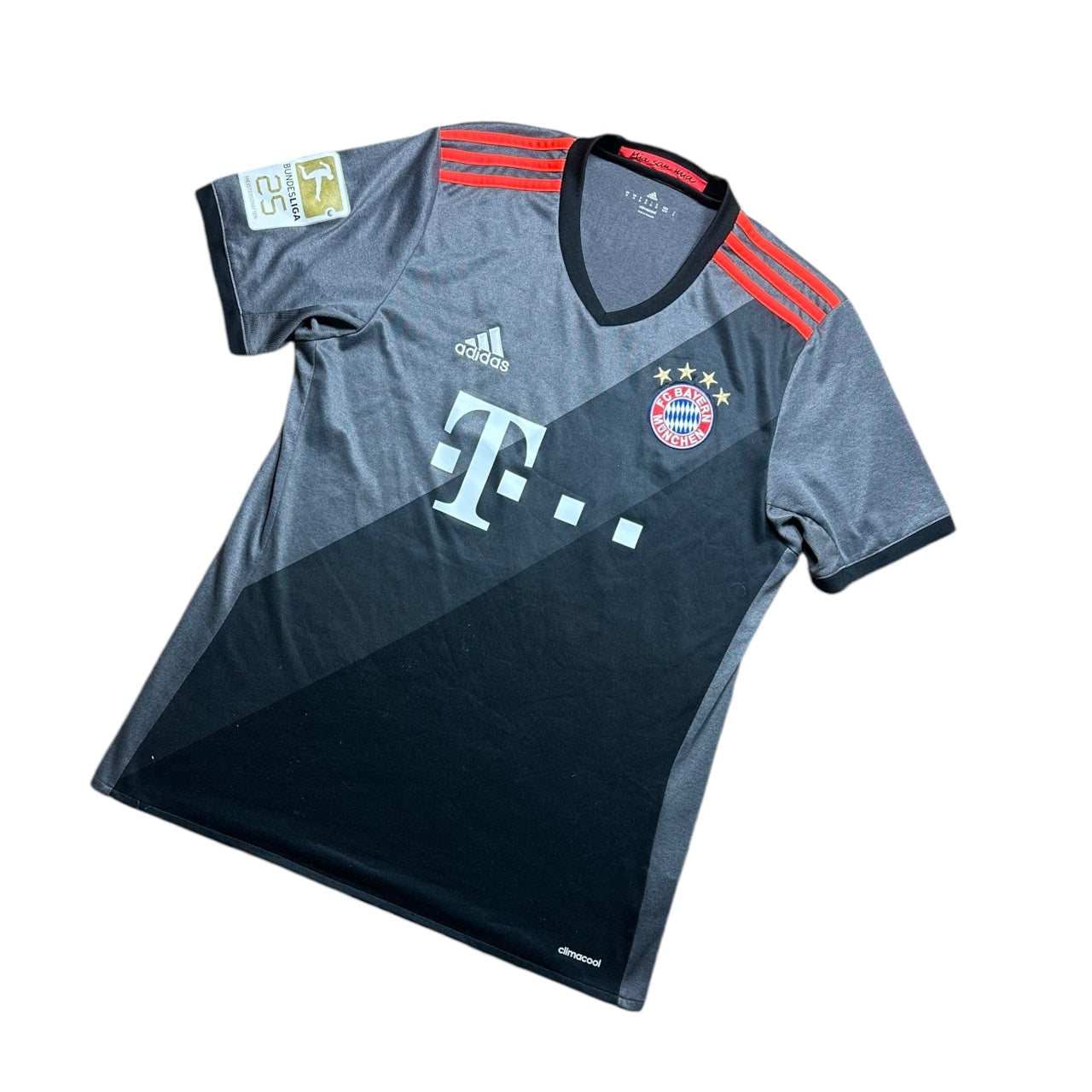 Bayern Munich Football Shirt 2016/2017 Away Alaba 27 (M)