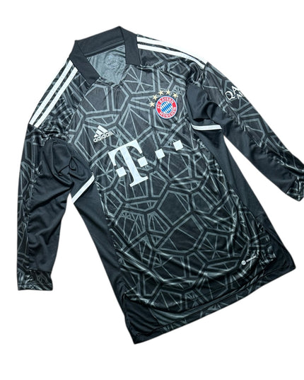 Bayern Munich Football Shirt 2022/2023 Goalkeeping (M)