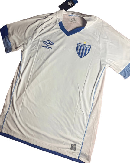 This shirt is from the season when Avai finished mid table in the Brasliero B. Avai have historically had players such as Maicon, Juninho and Marquinhos. The team have been a stalwart in Brazilian football and have grown over a number of years. The jersey is also impressive.