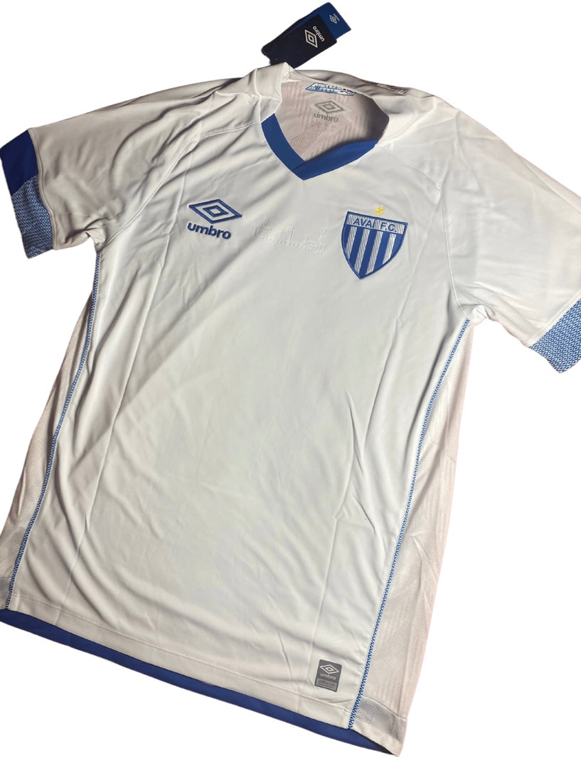 This shirt is from the season when Avai finished mid table in the Brasliero B. Avai have historically had players such as Maicon, Juninho and Marquinhos. The team have been a stalwart in Brazilian football and have grown over a number of years. The jersey is also impressive.