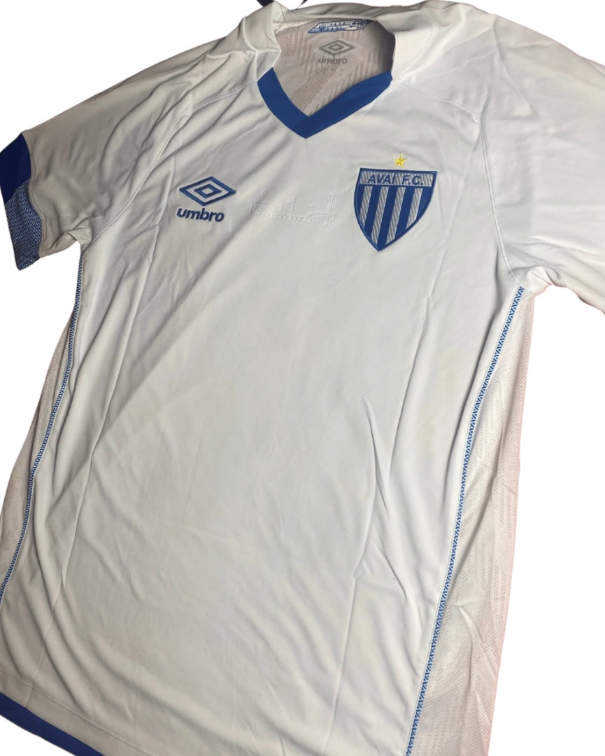 This shirt is from the season when Avai finished mid table in the Brasliero B. Avai have historically had players such as Maicon, Juninho and Marquinhos. The team have been a stalwart in Brazilian football and have grown over a number of years. The jersey is also impressive.